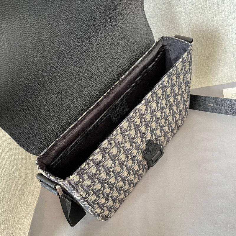Dragons Bags Detail