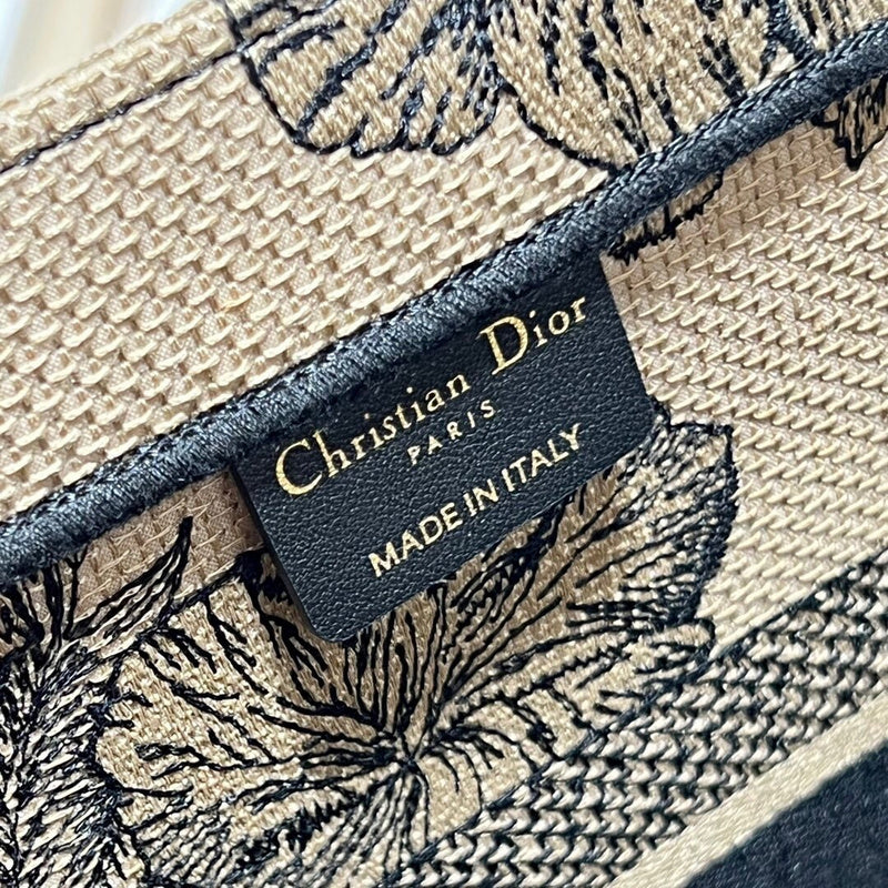 Dragons Bags Detail