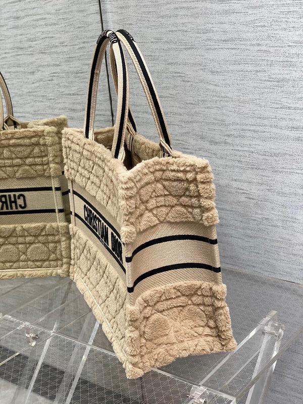 Dragons Bags Detail