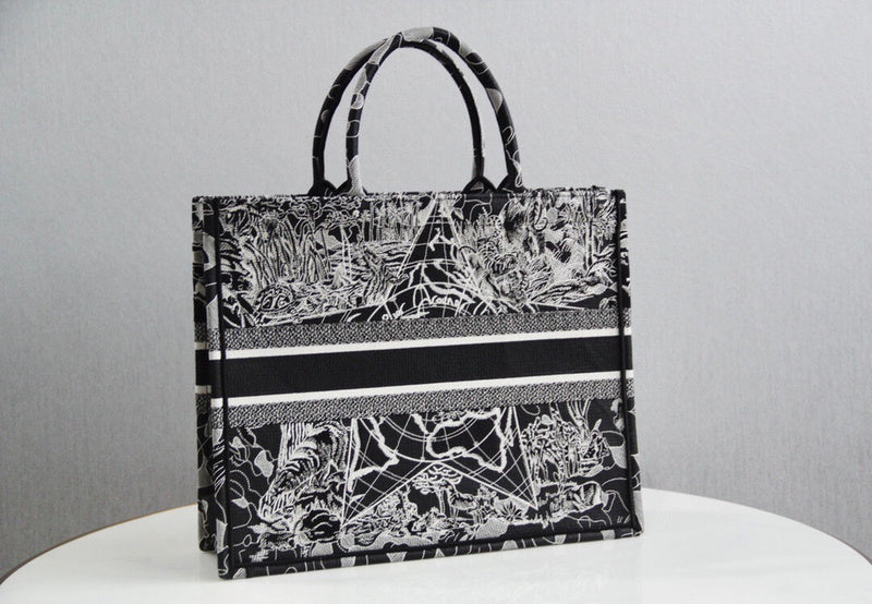Dragons Bags Detail
