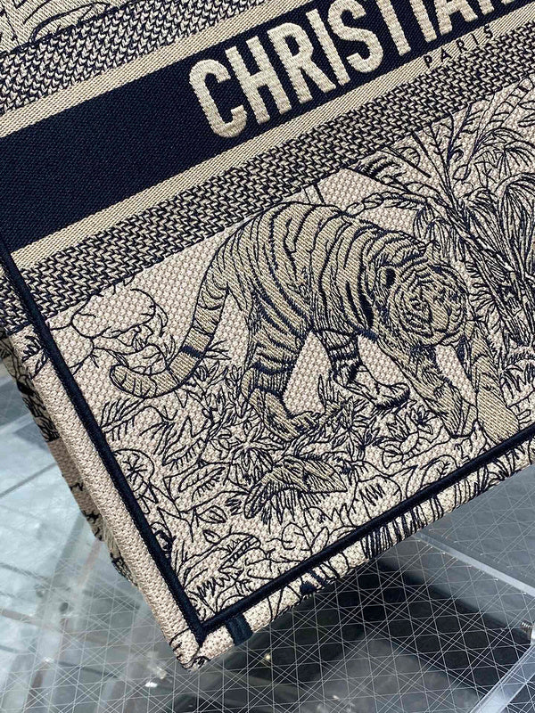 Dragons Bags Detail