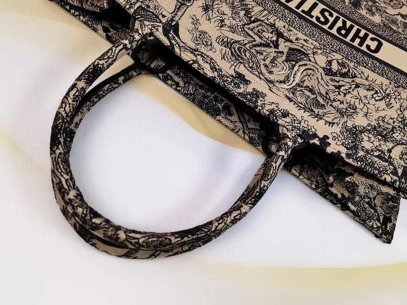Dragons Bags Detail