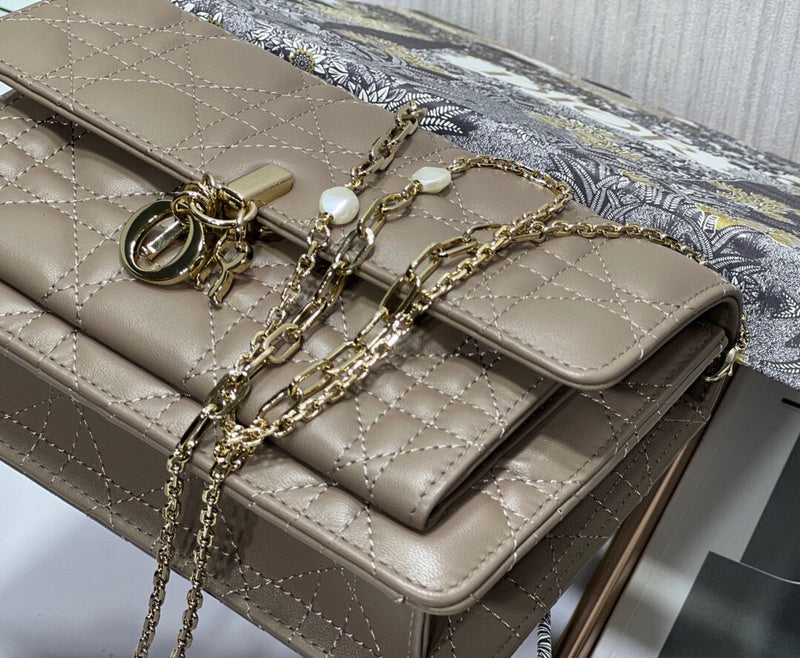 Dragons Bags Detail
