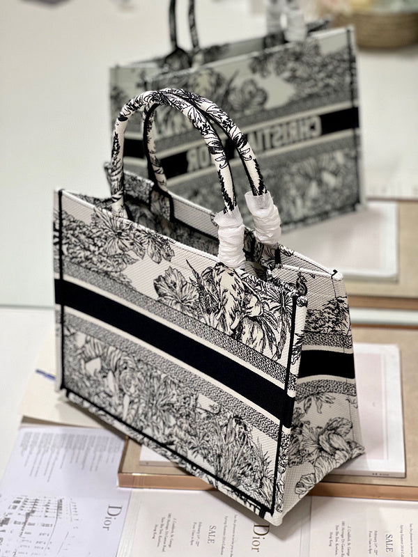 Dragons Bags Detail