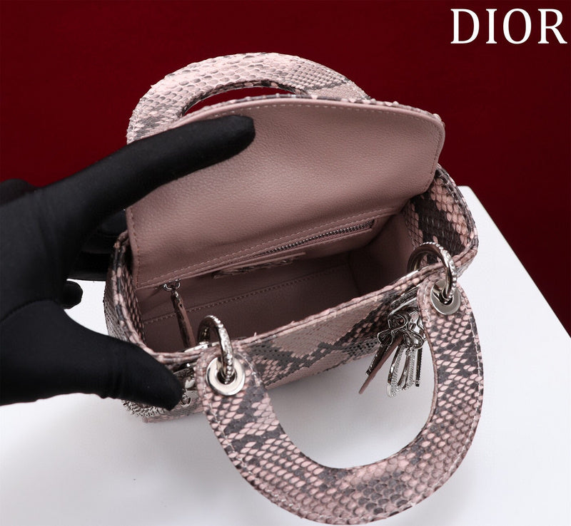 Dragons Bags Detail