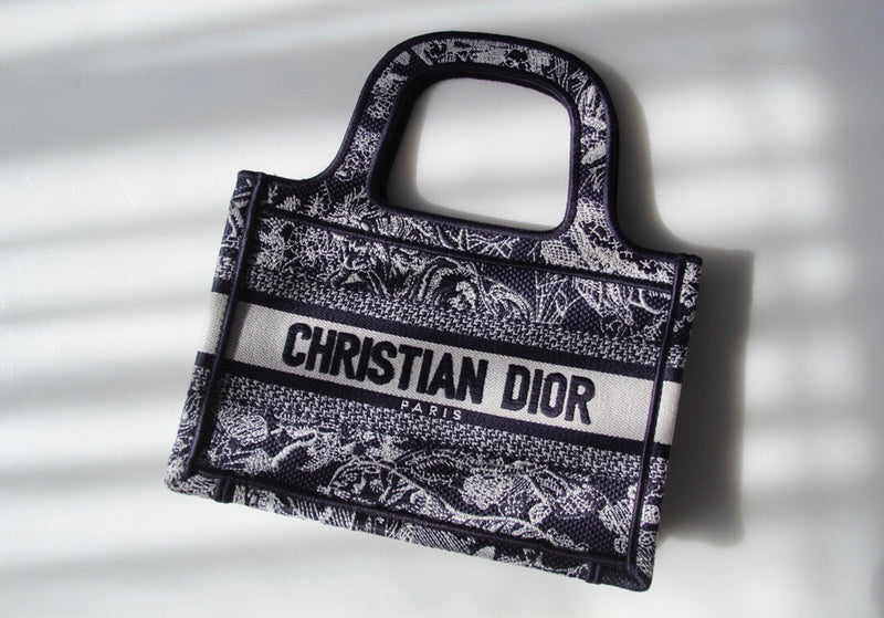 Dragons Bags Detail
