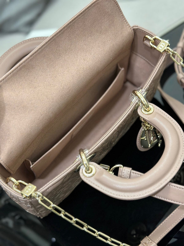 Dragons Bags Detail