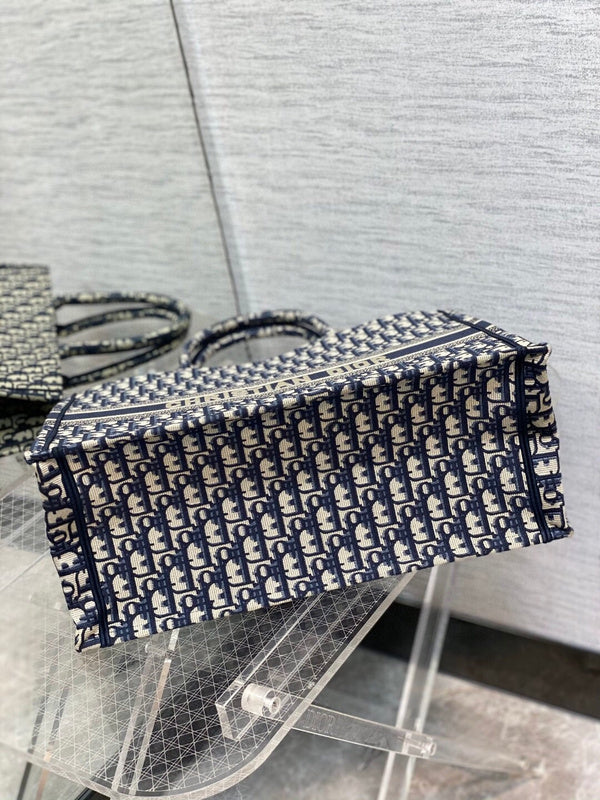 Dragons Bags Detail