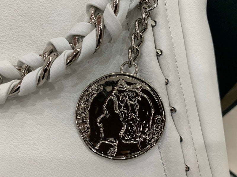Dragons Bags Detail