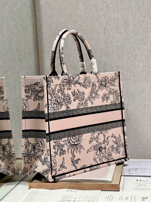 Dragons Bags Detail