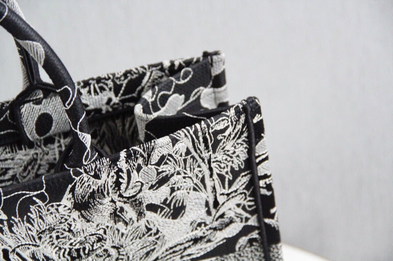 Dragons Bags Detail