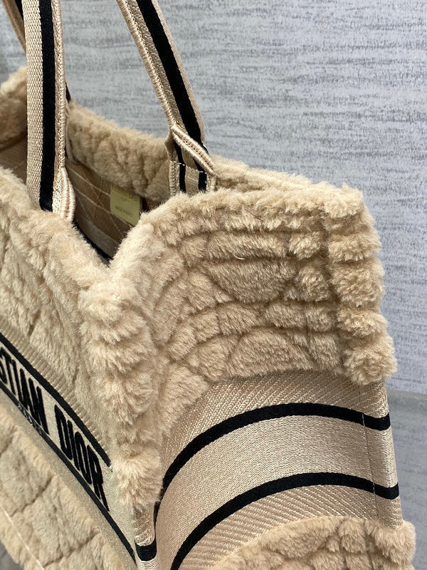 Dragons Bags Detail