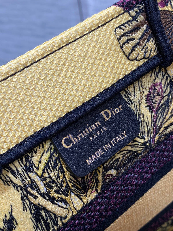 Dragons Bags Detail