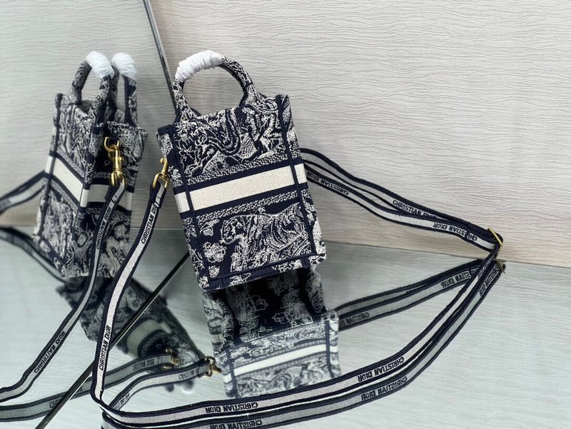 Dragons Bags Detail