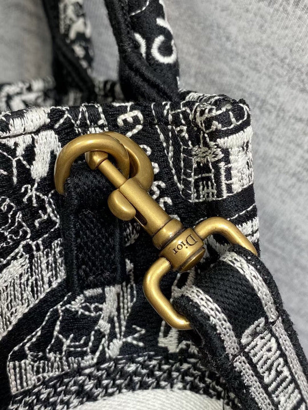Dragons Bags Detail