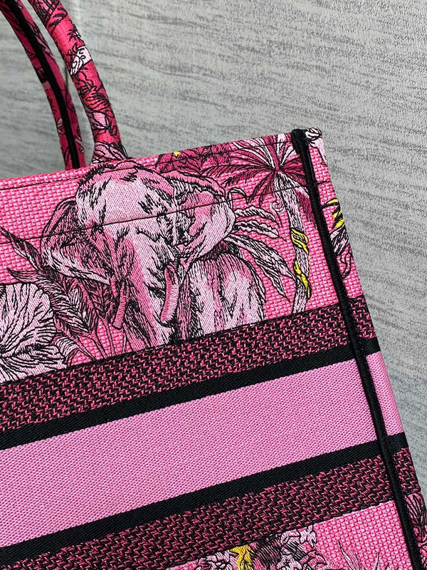 Dragons Bags Detail