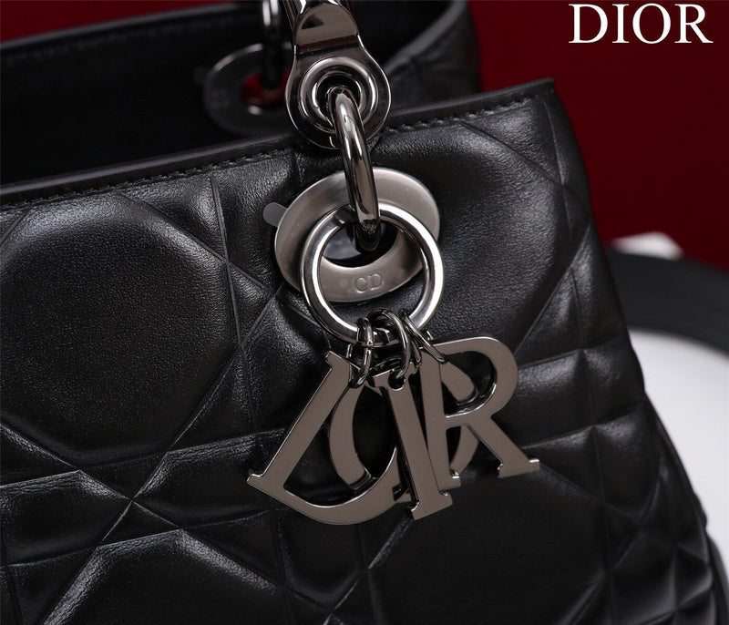 Dragons Bags Detail
