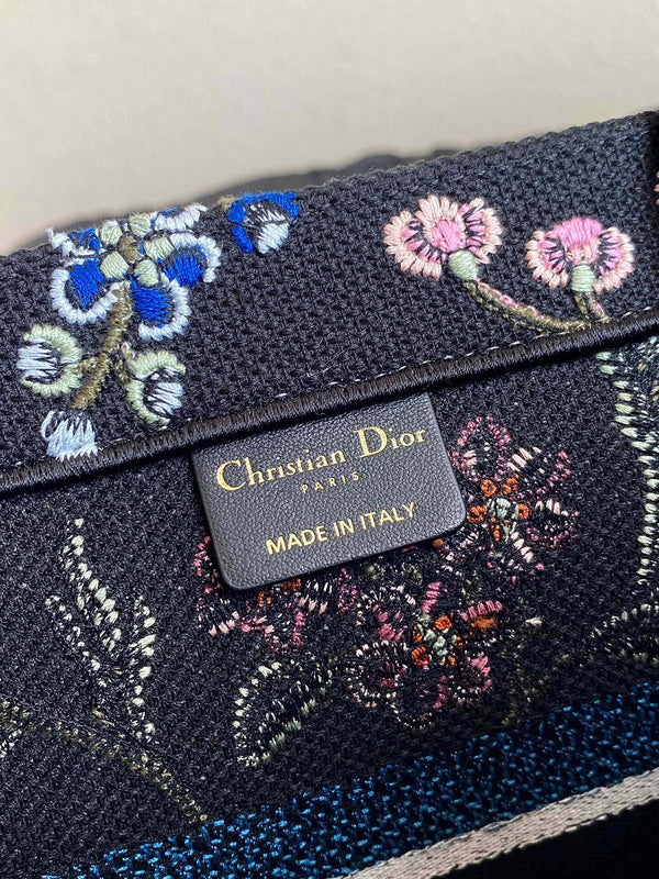 Dragons Bags Detail