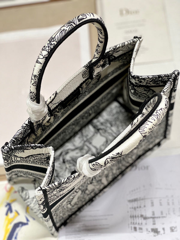 Dragons Bags Detail