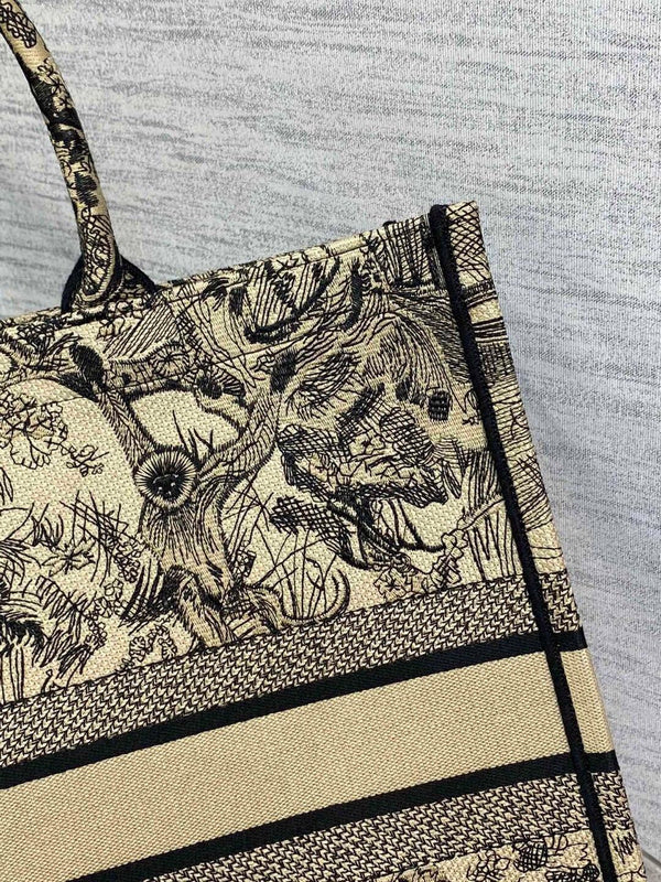 Dragons Bags Detail