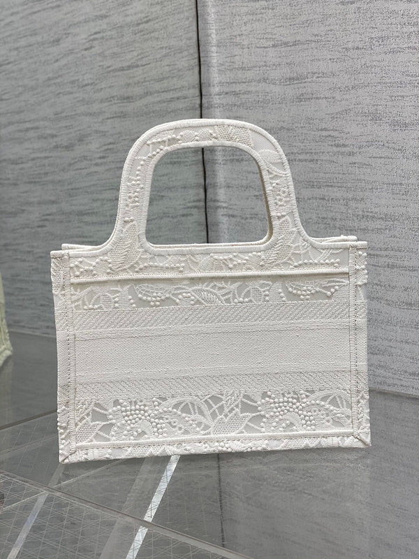 Dragons Bags Detail