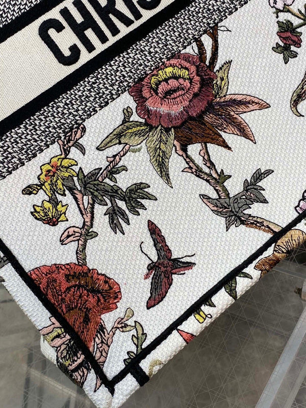 Dragons Bags Detail