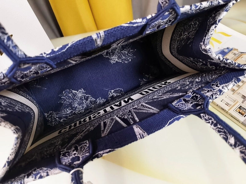 Dragons Bags Detail
