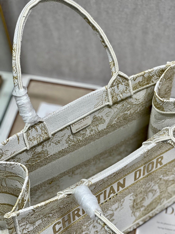 Dragons Bags Detail