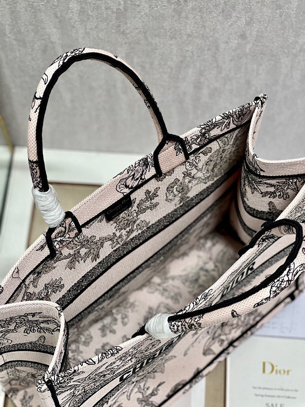 Dragons Bags Detail