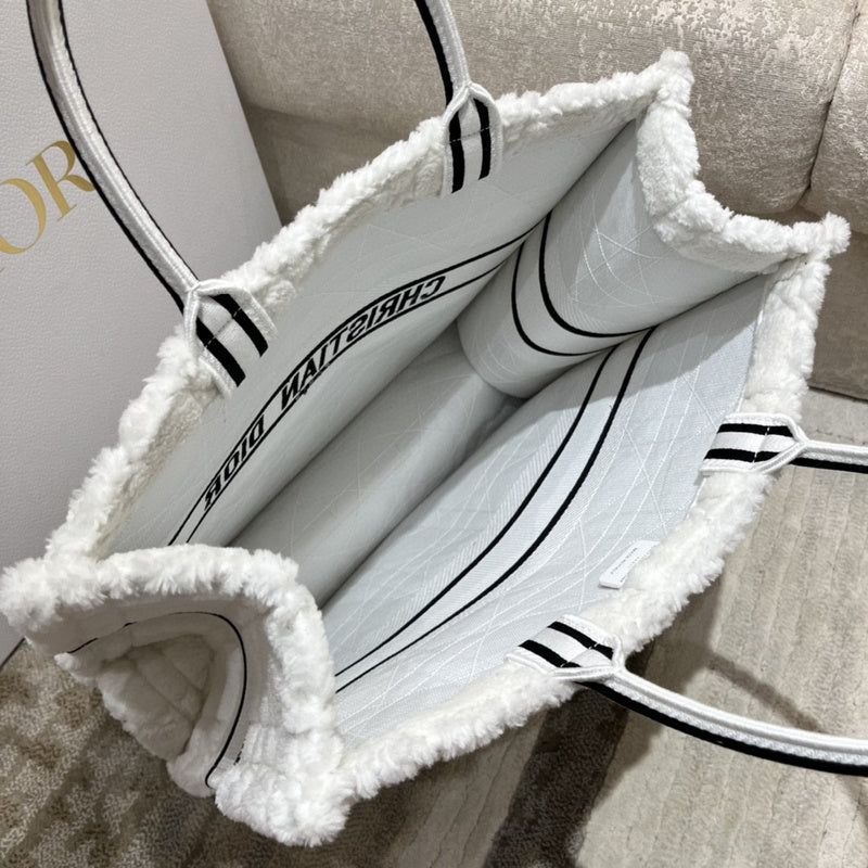 Dragons Bags Detail