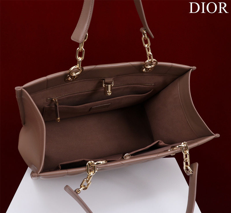 Dragons Bags Detail