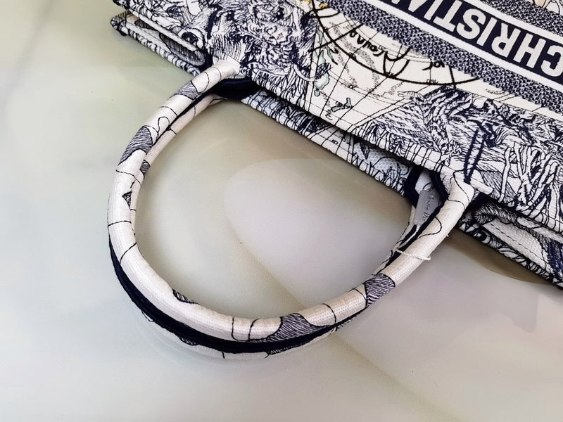 Dragons Bags Detail