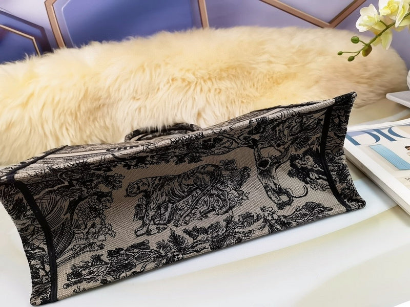 Dragons Bags Detail