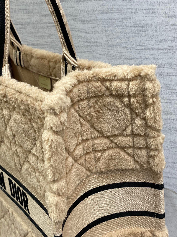 Dragons Bags Detail