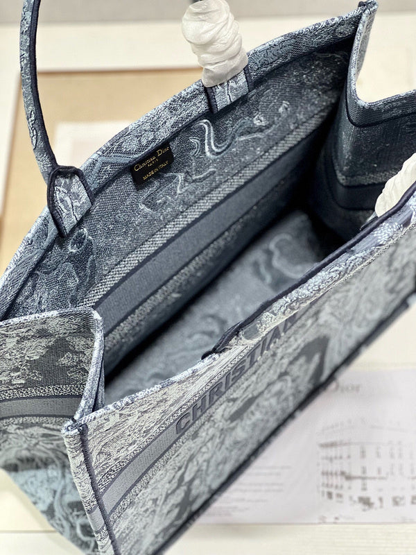 Dragons Bags Detail