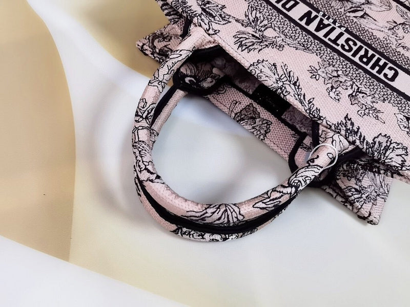 Dragons Bags Detail