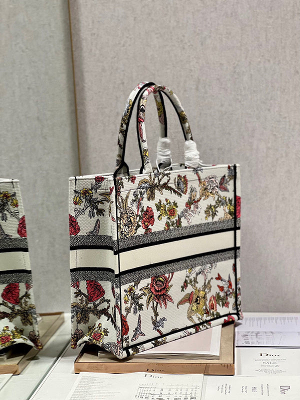 Dragons Bags Detail