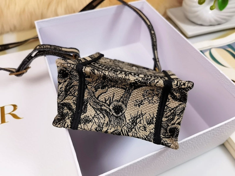 Dragons Bags Detail