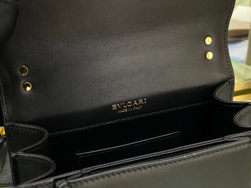 Dragons Bags Detail