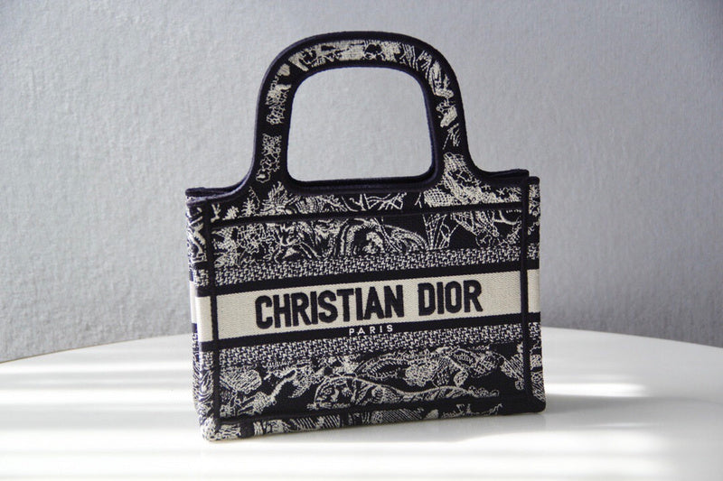 Dragons Bags Detail