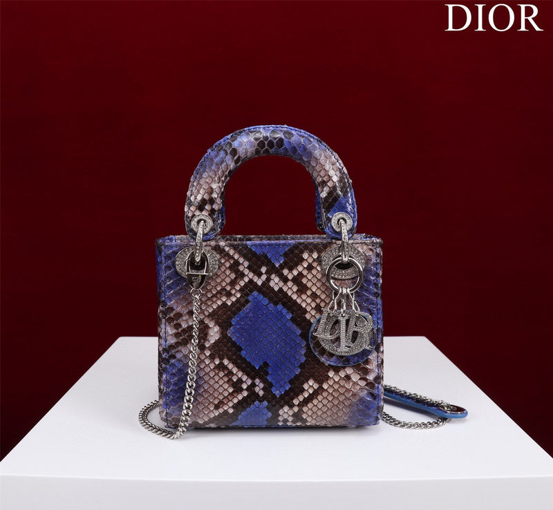 Dragons Bags Detail