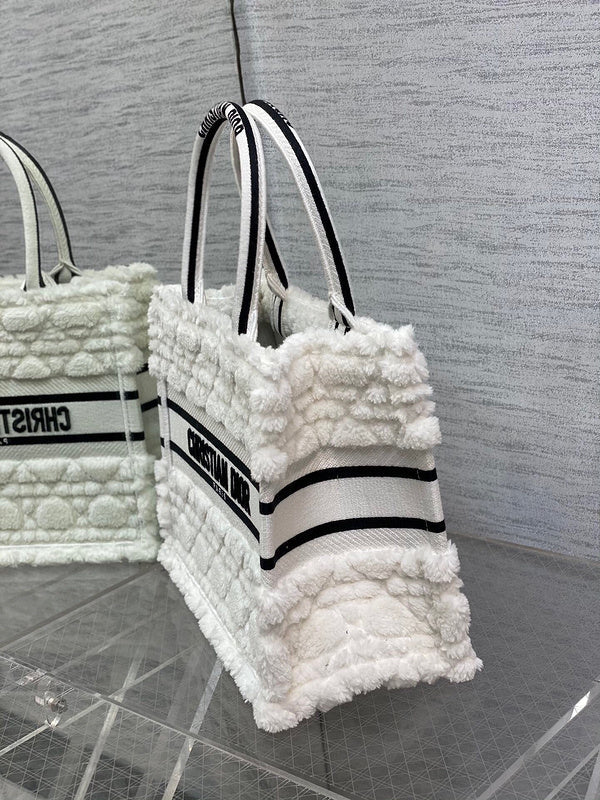 Dragons Bags Detail