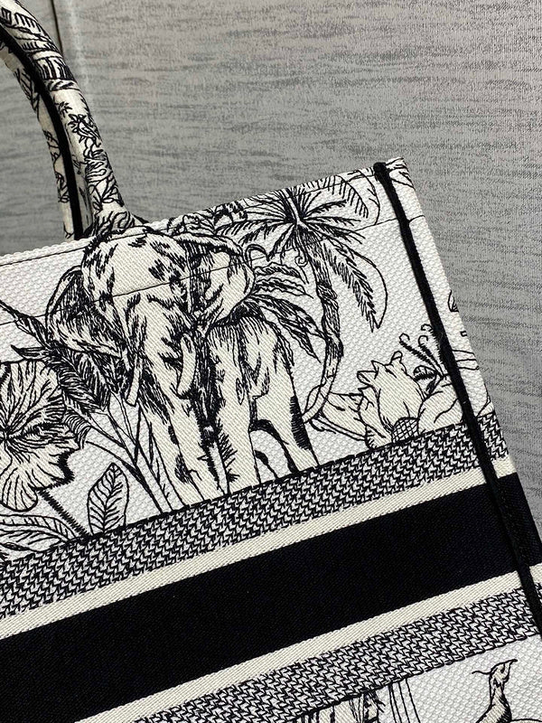 Dragons Bags Detail