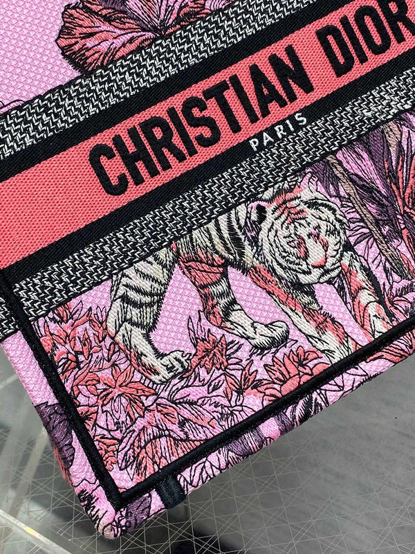 Dragons Bags Detail