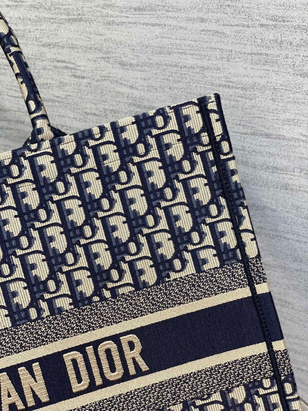 Dragons Bags Detail