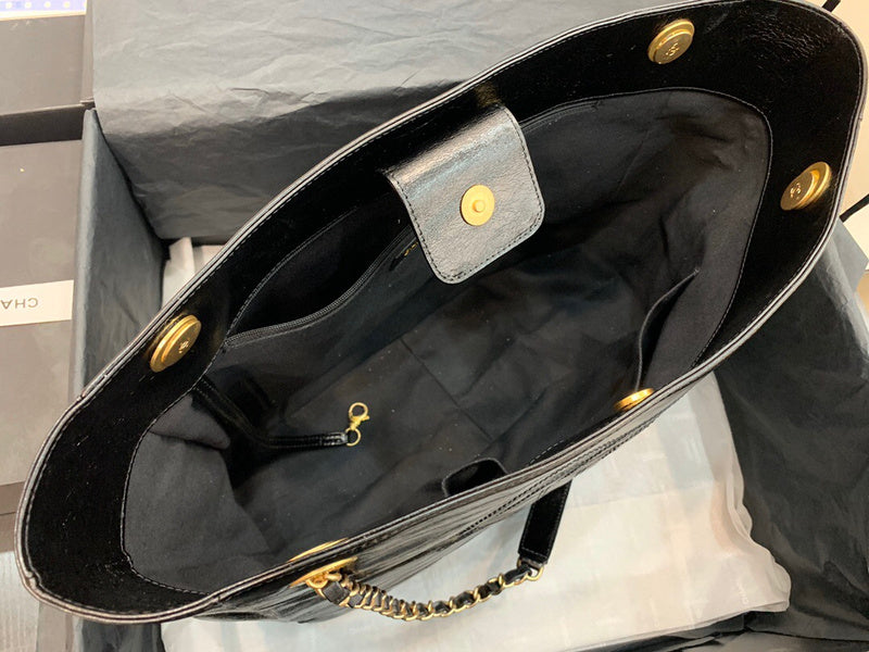 Dragons Bags Detail