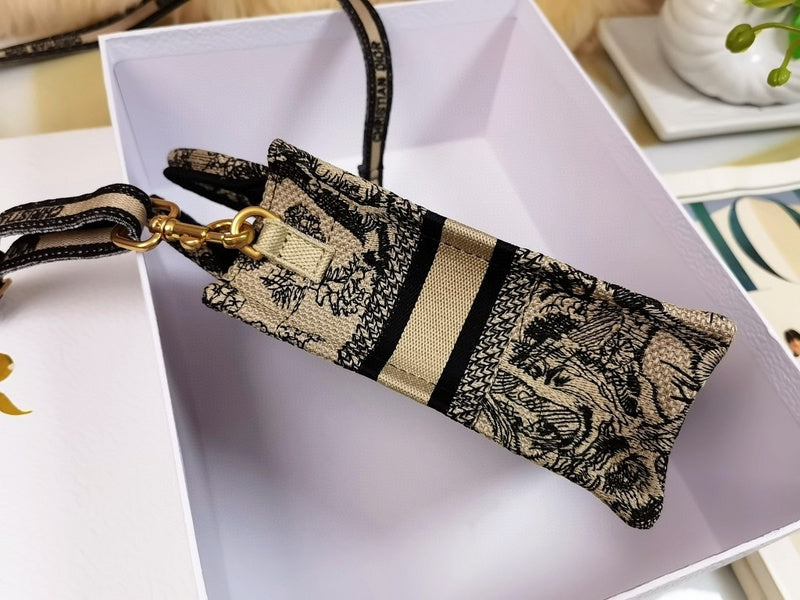 Dragons Bags Detail