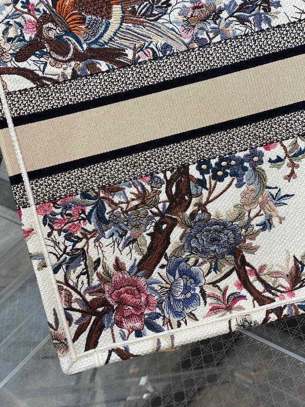 Dragons Bags Detail