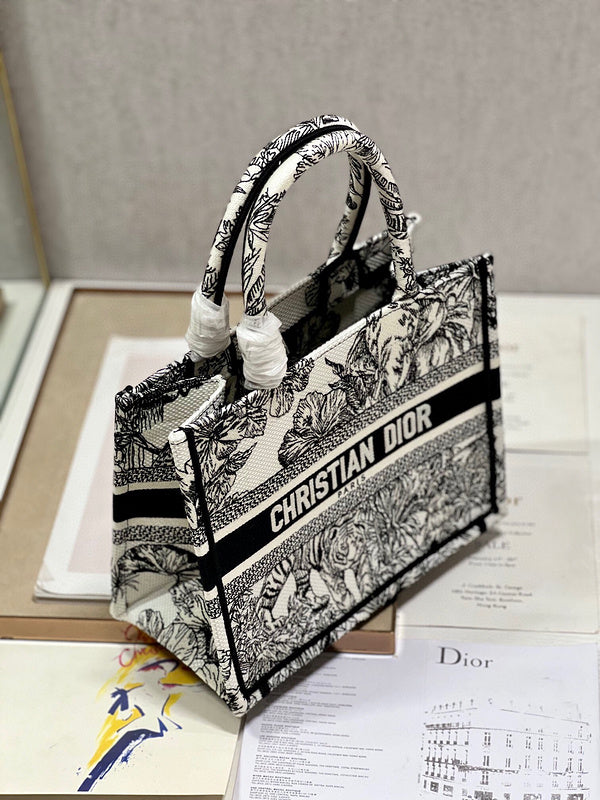 Dragons Bags Detail