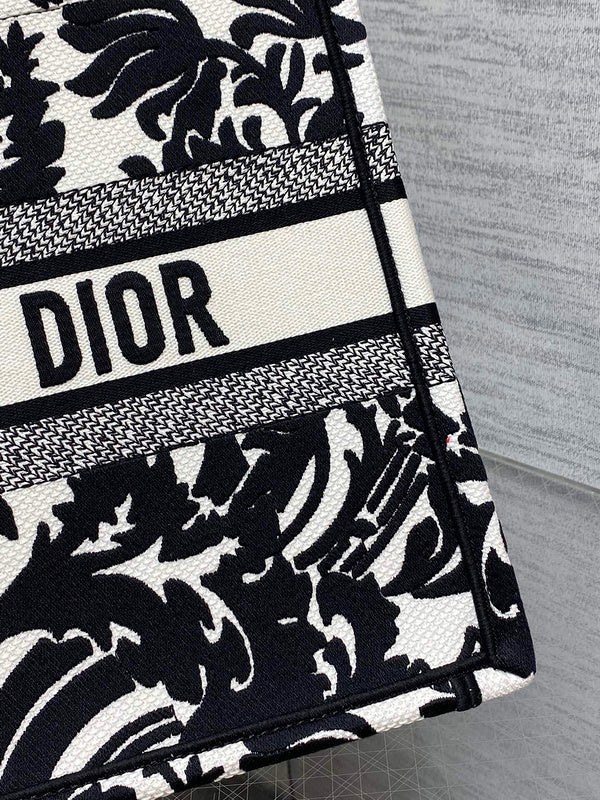 Dragons Bags Detail